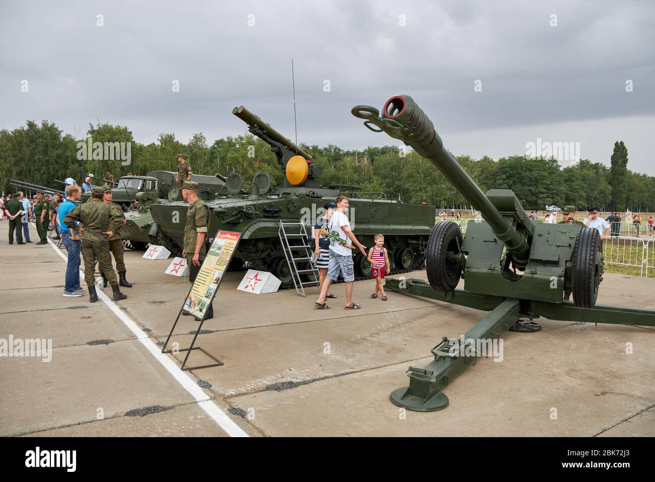 Sambek, Rostov Region, Russia, June 28, 2019: Visitors to the exhibition explore the 122mm Soviet howitzer D-30A GRAU index 2A18 Stock Photo