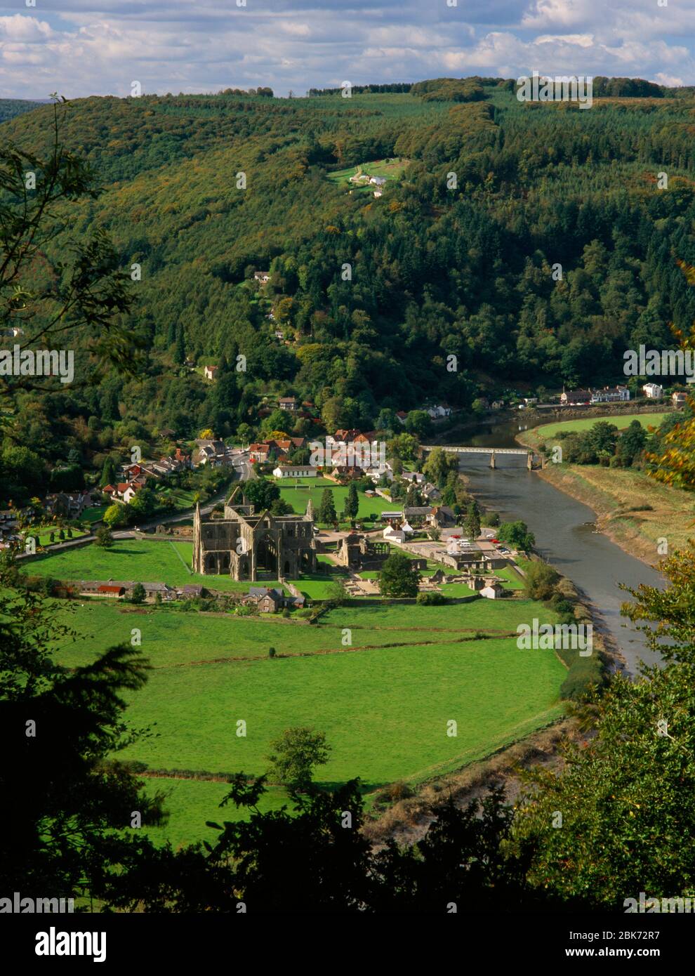 Tintern Abbey, River Wye, Tintern Pava, Chepstow, Monmouthshire. Looking North West from Devil's Pulpit. Stock Photo