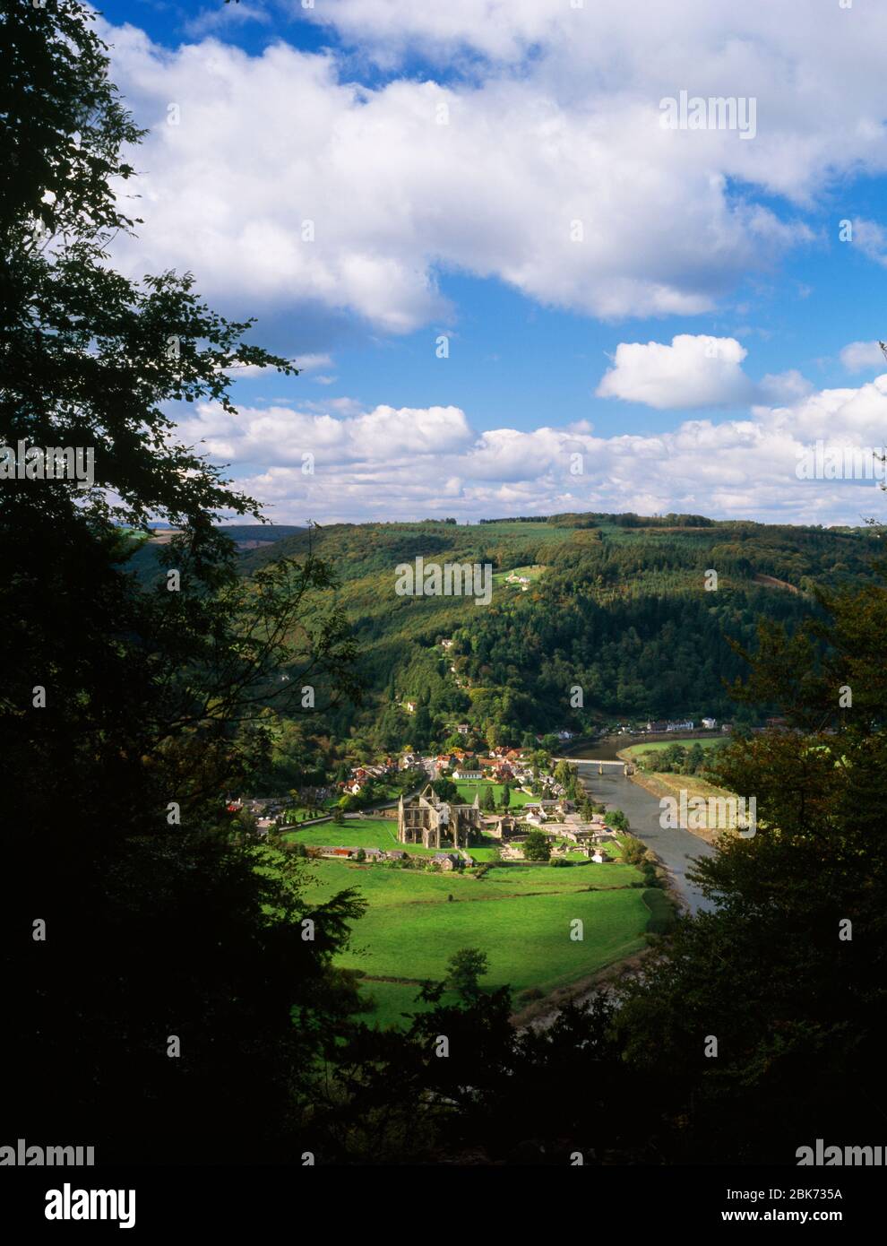 Tintern Abbey, River Wye, Tintern Pava, Chepstow, Monmouthshire. Looking North West from Devil's Pulpit. Stock Photo
