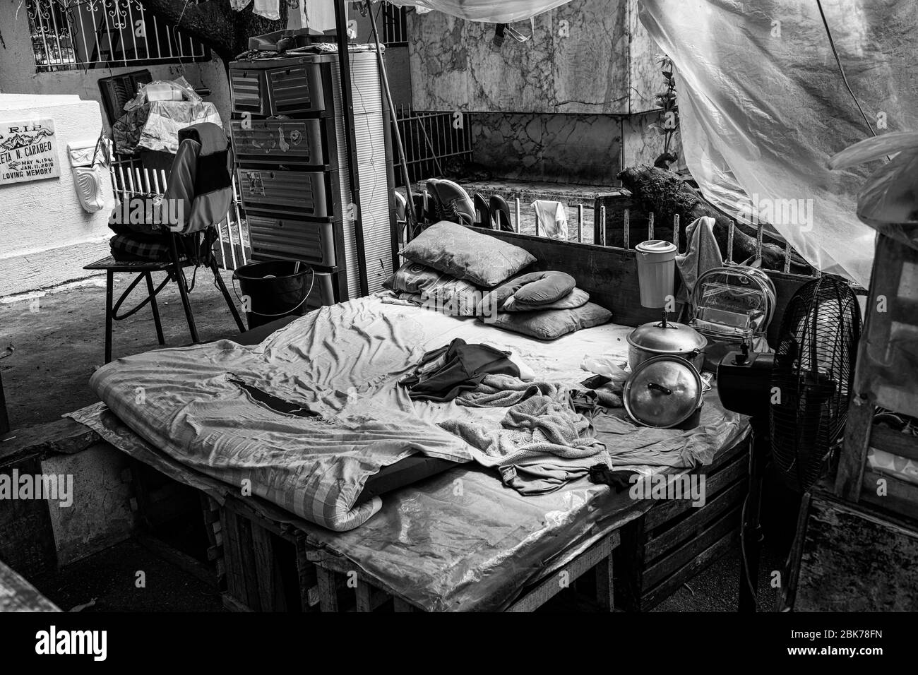 Living inside cemeteries, Manila, Philippines Stock Photo - Alamy