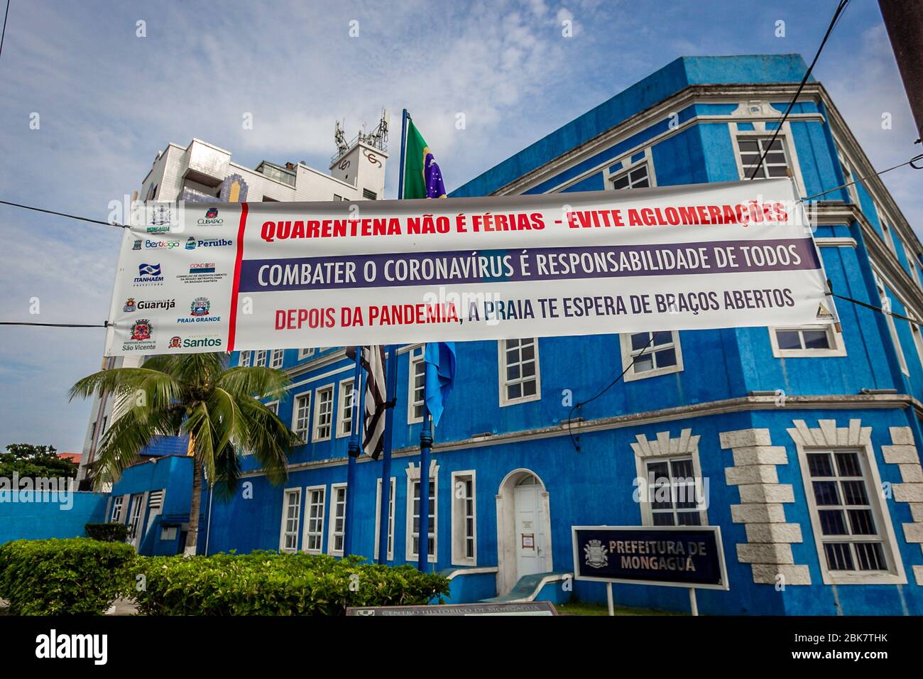 MONGAGUÁ, SP - 02.05.2020: CARTAZ DE COMBATE AO COVID 19 EM MONGAGUÁ - Mongaguá City Hall places a sign in front of the building to raise awareness of the quarantine population. The beaches of the coast of the state of São Paulo remain closed to bather during the extended holiday of the work day. The action aims to prevent contamination by the new coronavirus (Covid-19). (Photo: Antonio Molina/Fotoarena) Stock Photo