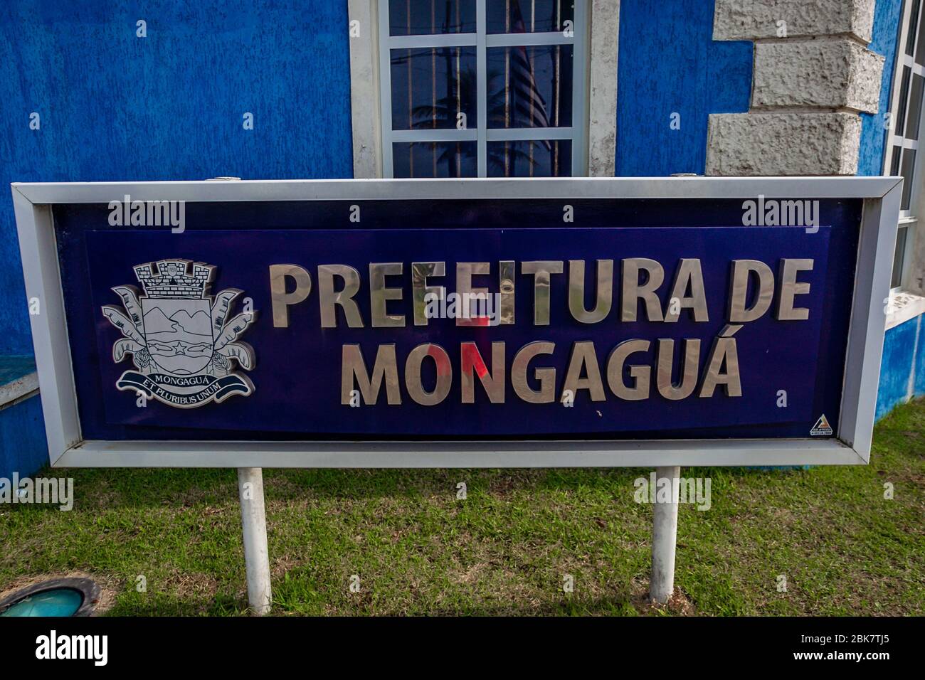 MONGAGUÁ, SP - 02.05.2020: CARTAZ DE COMBATE AO COVID 19 EM MONGAGUÁ - Mongaguá City Hall places a sign in front of the building to raise awareness of the quarantine population. The beaches of the coast of the state of São Paulo remain closed to bather during the extended holiday of the work day. The action aims to prevent contamination by the new coronavirus (Covid-19). (Photo: Antonio Molina/Fotoarena) Stock Photo