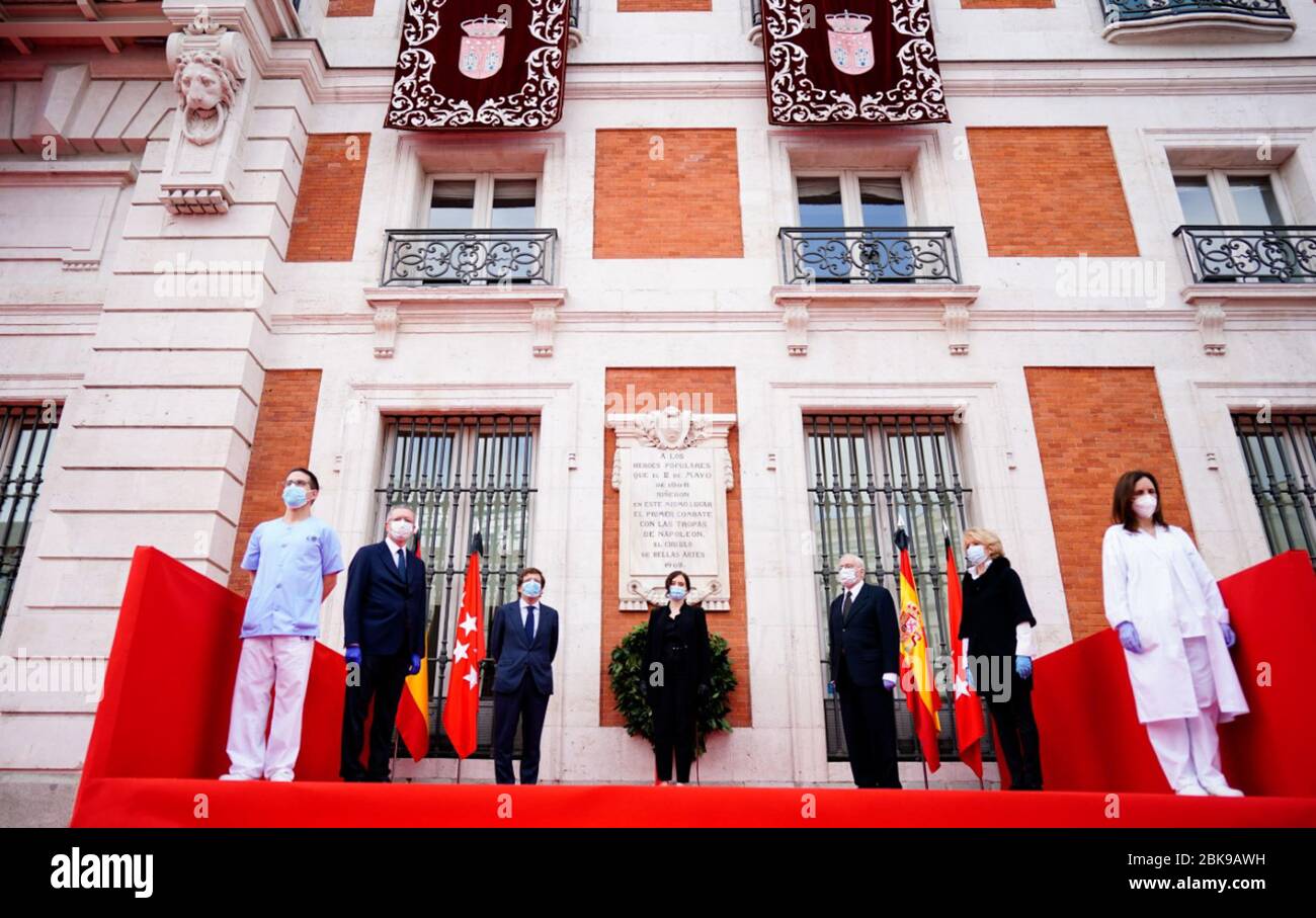 (200503) -- MADRID, May 3, 2020 (Xinhua) -- Officials and health workers observe a moment of silence for COVID-19 victims at the Puerta del Sol square in Madrid, Spain, May 2, 2020. (Madrid Region Government/Handout via Xinhua) Stock Photo