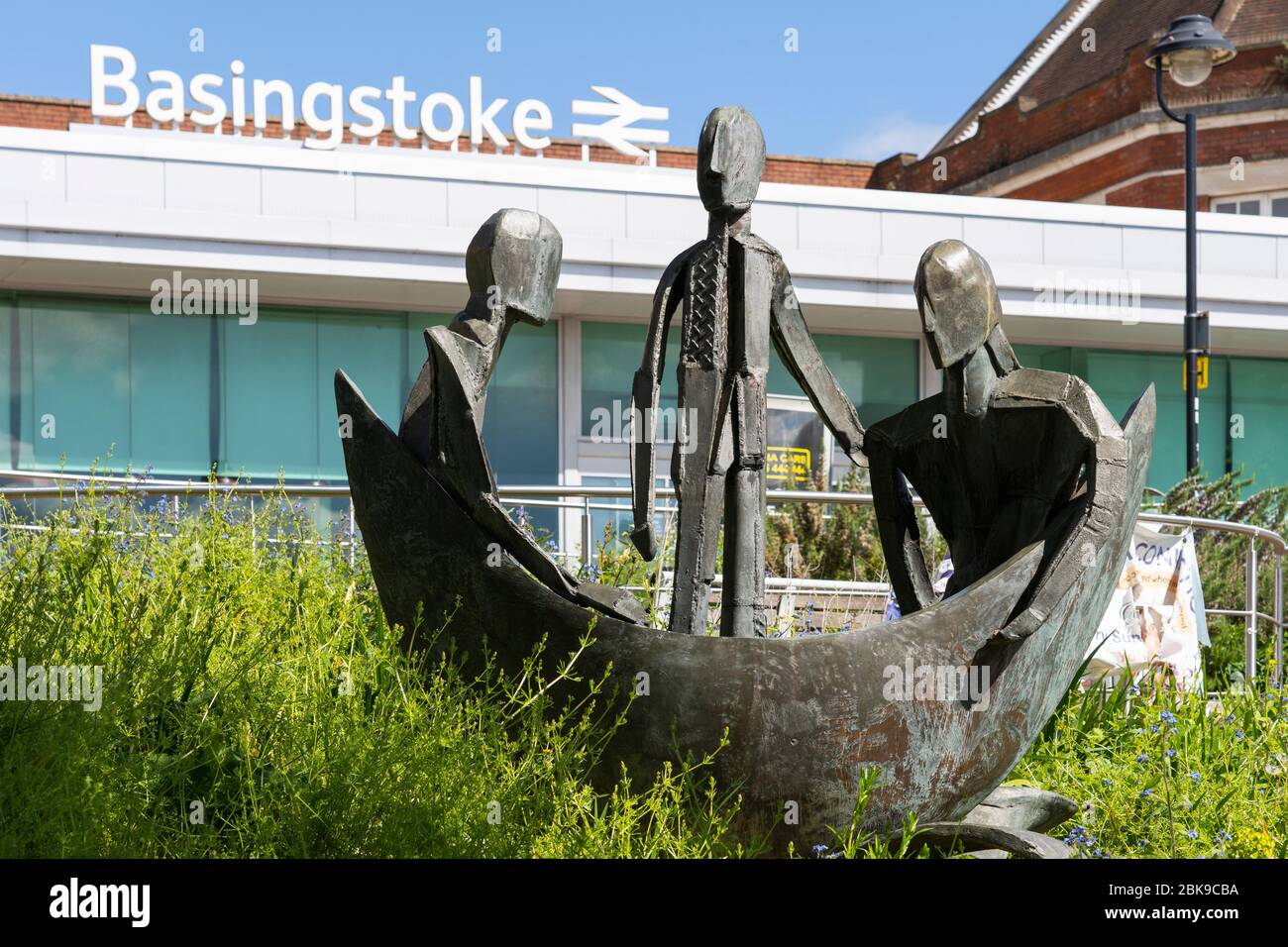 Sailing by Stars is a bronze sculpture by Sarah Tombs and represents a family in a boat on a journey on Basingstoke Canal. Hampshire, UK Stock Photo