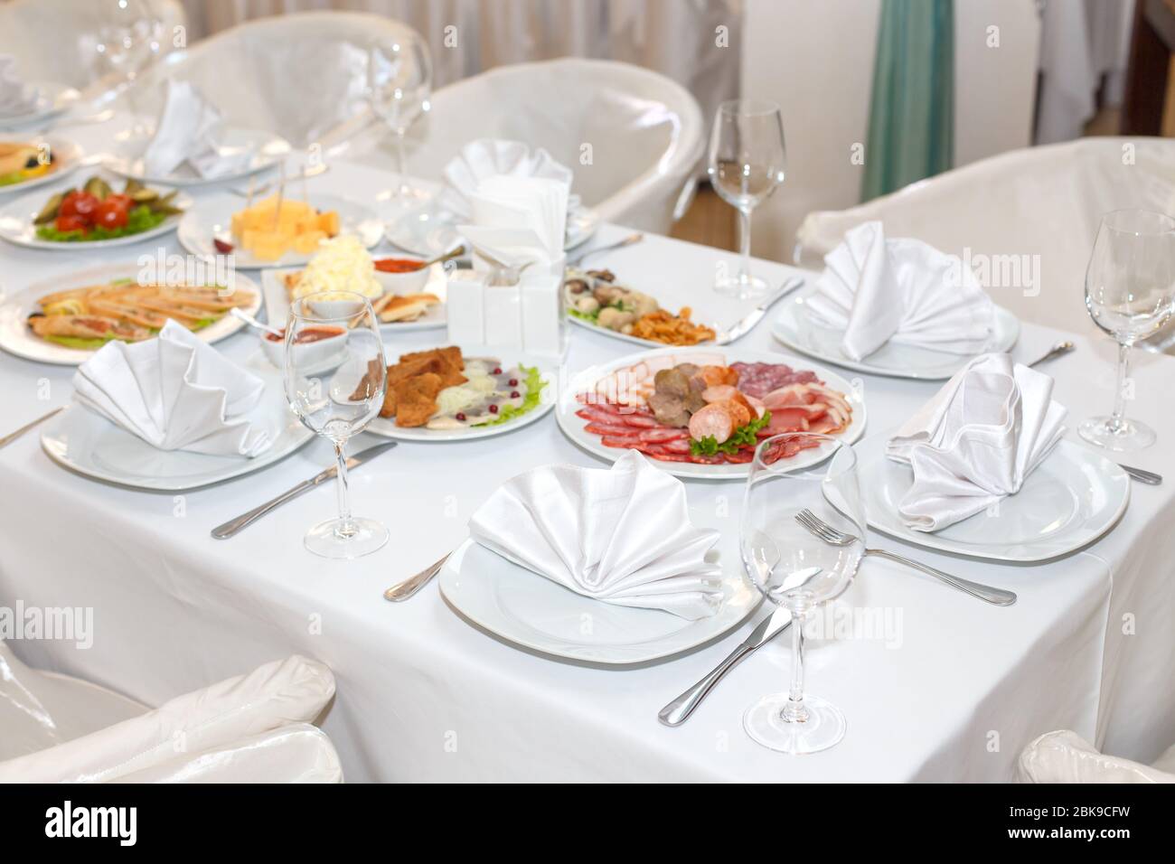 Cutlery On The White Banquet Table In Restaurant Stock Photo Alamy cutlery-on-the-white-banquet-table-in-restaurant-stock-photo-alamy