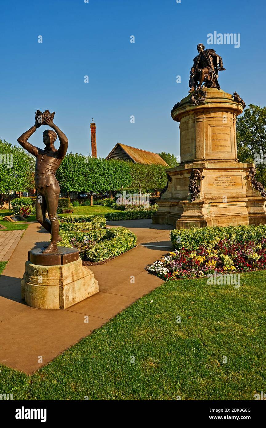 Stratford upon Avon and the Gower Memorial statue of William Shakepeare, and characters from his plays, in Bancroft Gardens. Stock Photo