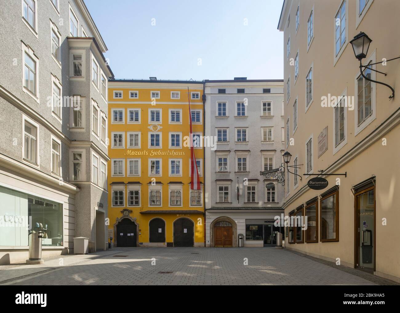 Vacant lots due to the coronavirus pandemic, Mozart's birthplace, Getreidegasse, Salzburg, Austria Stock Photo