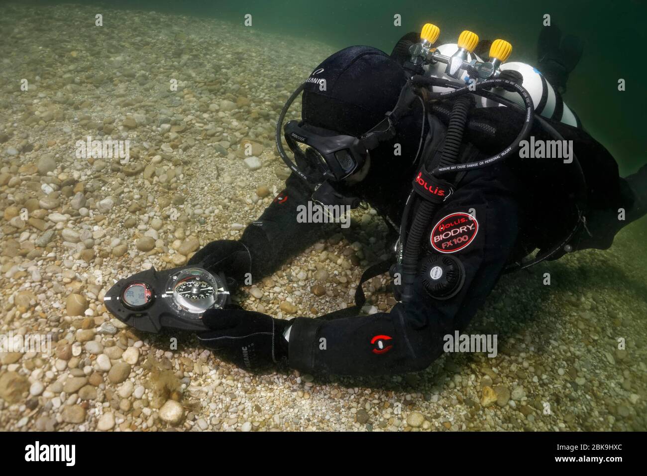Divers in dry suits orientate themselves with compass in waters with poor visibility, Echinger Weiher, Eching, Upper Bavaria, Bavaria, Germany Stock Photo