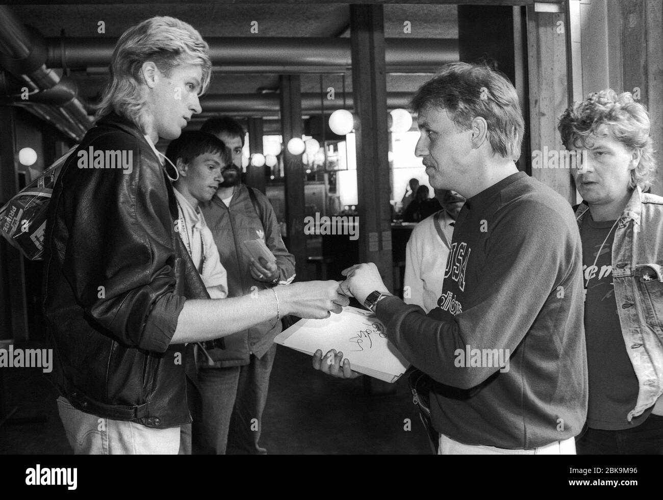 PATRIK SJÖBERG Swedish high jumper writes autographs to collector at European championship in Stuttgart 1986 Stock Photo