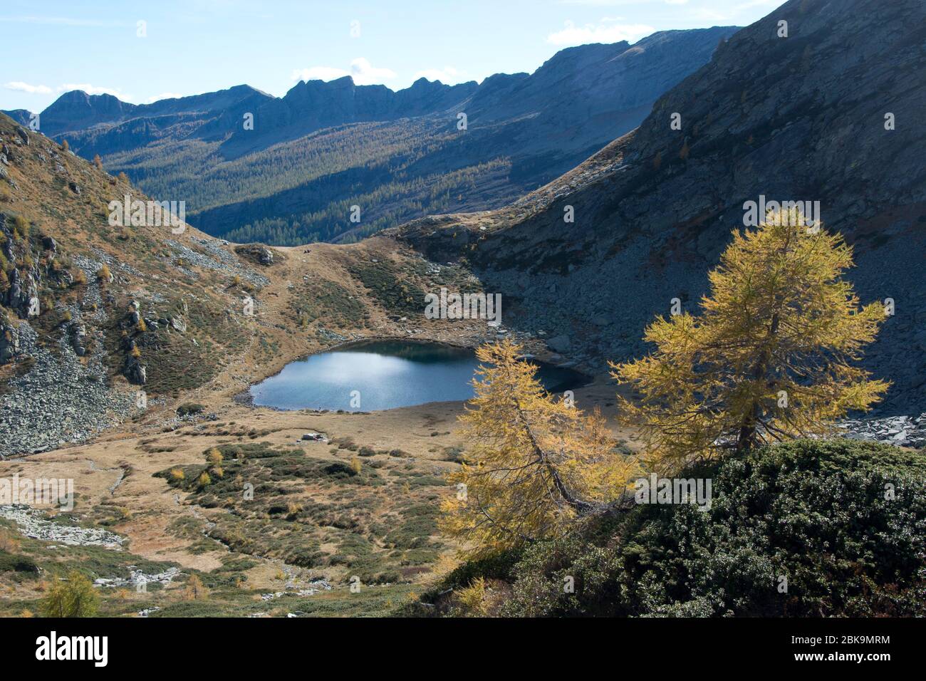 Herbstlicher Fernblick im wilden Valle di Vergeletto, Tessin, Schweiz Stock Photo