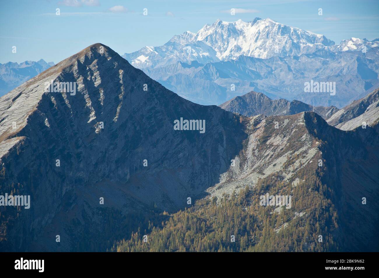 Aussicht vom schweizerisch-italienischen Grenzberg Pilone über die Täler Onsernone und Vergeletto Stock Photo