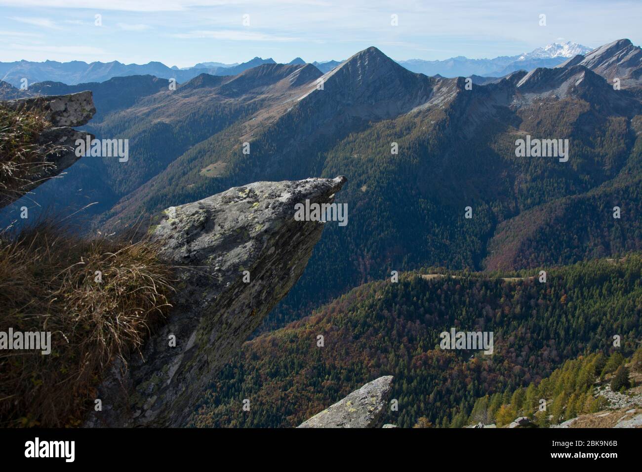 Aussicht vom schweizerisch-italienischen Grenzberg Pilone über die Täler Onsernone und Vergeletto Stock Photo