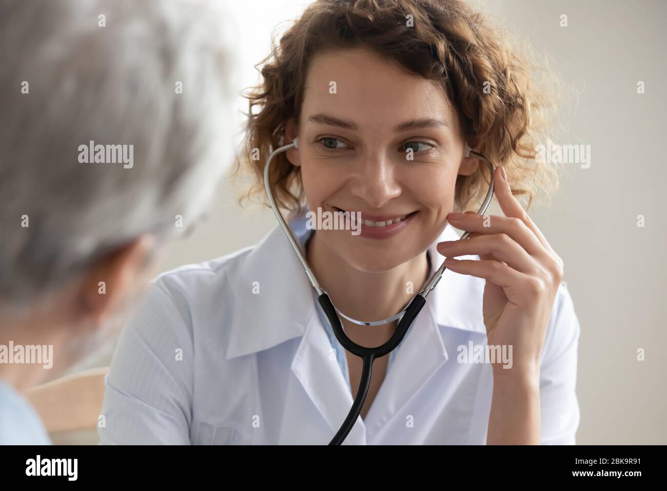 Doctor female patient hospital cardiac hi-res stock photography and ...