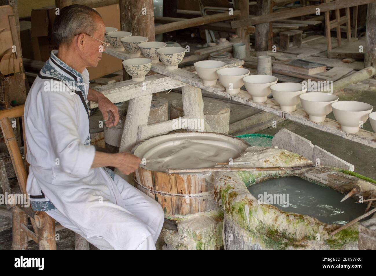 Chinese pottery making hires stock photography and images Alamy