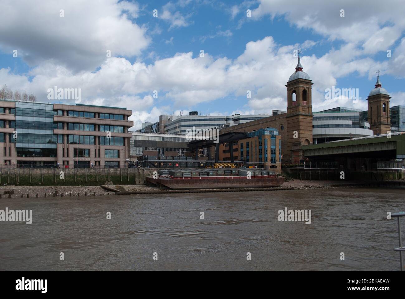 Canon Street Station, Canon Street Railway Bridge Barge The River Building Riverscape 10 Queen St Pl, London EC4R 1BE Stock Photo