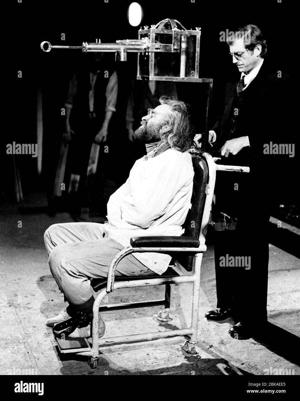 l-r: Bob Peck (Lear), David Bradley (Prison Doctor) in LEAR by Edward Bond after Shakespeare's 'King Lear’  Royal Shakespeare Company (RSC), The Other Place, Stratford-upon-Avon, England 29/06/1982  design: Kit Surrey lighting: Leo Leibovici fights: Malcolm Ranson director: Barry Kyle Stock Photo