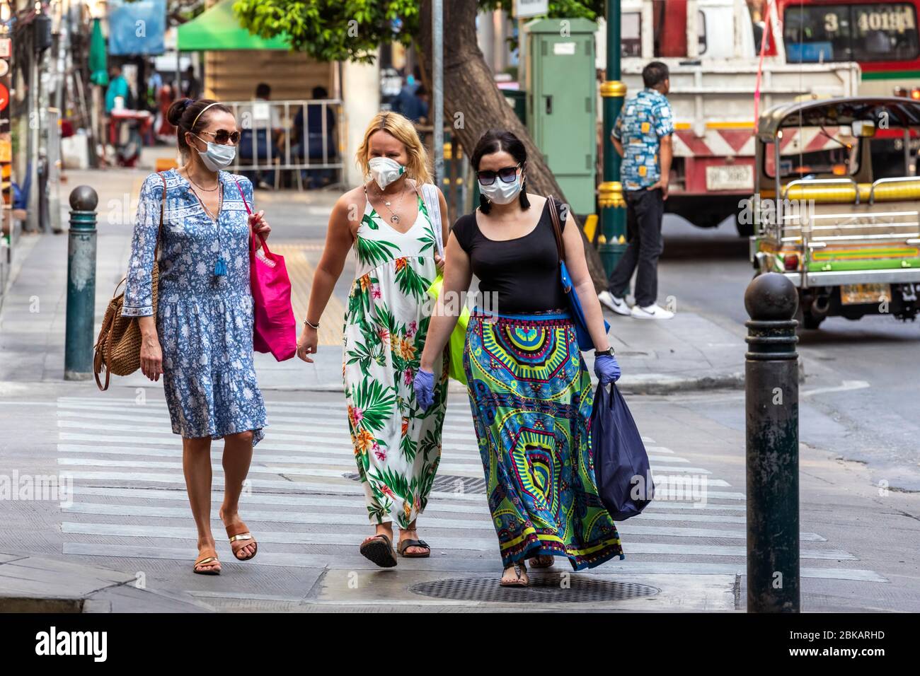 Asian women wearing facemasks hi-res stock photography and images - Alamy