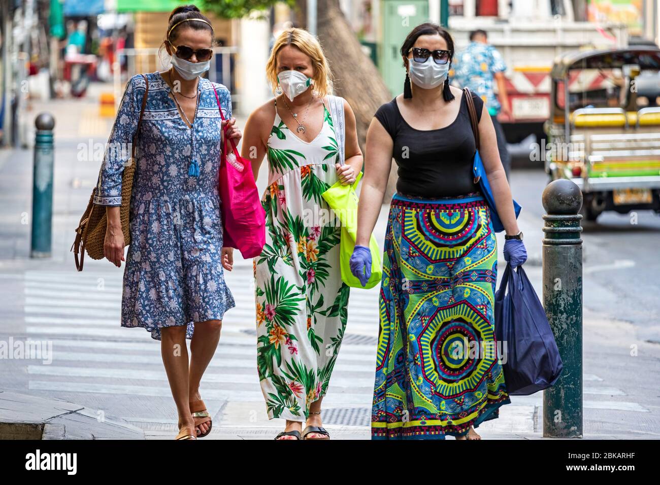 Asian women wearing facemasks hi-res stock photography and images - Alamy