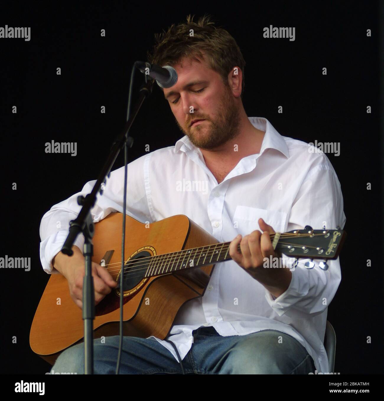 V2002 CHELMSFORD, ENGLAND - AUGUST 18: Guy Garvey of Elbow, performs at the ...