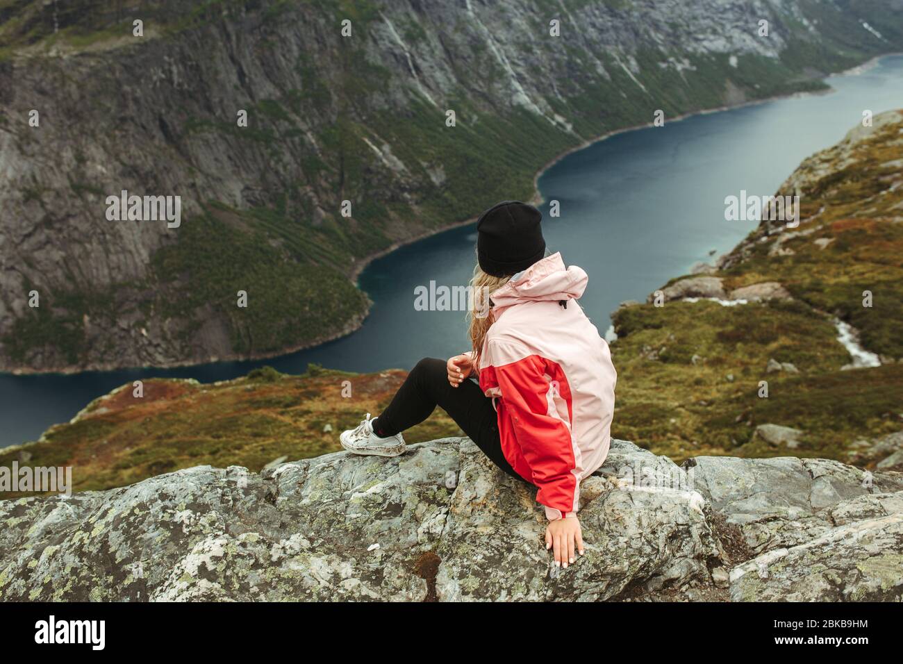 Girl sitting on edge cliff hi-res stock photography and images - Alamy