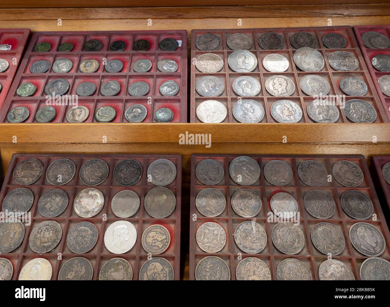 Pack of 250 Play Coin Set - Includes 10 Half-Dollars, 40 Quarters