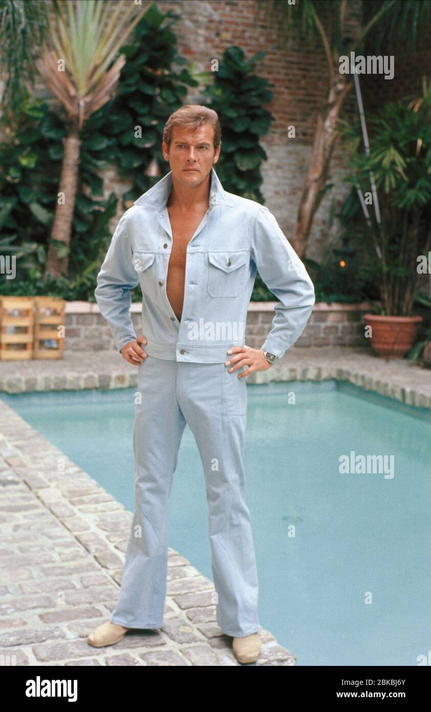 Roger Moore Live And Let Die 1973 Stock Photo Alamy Roger Moore Live And Let Die 1973 Stock Photo Alamy