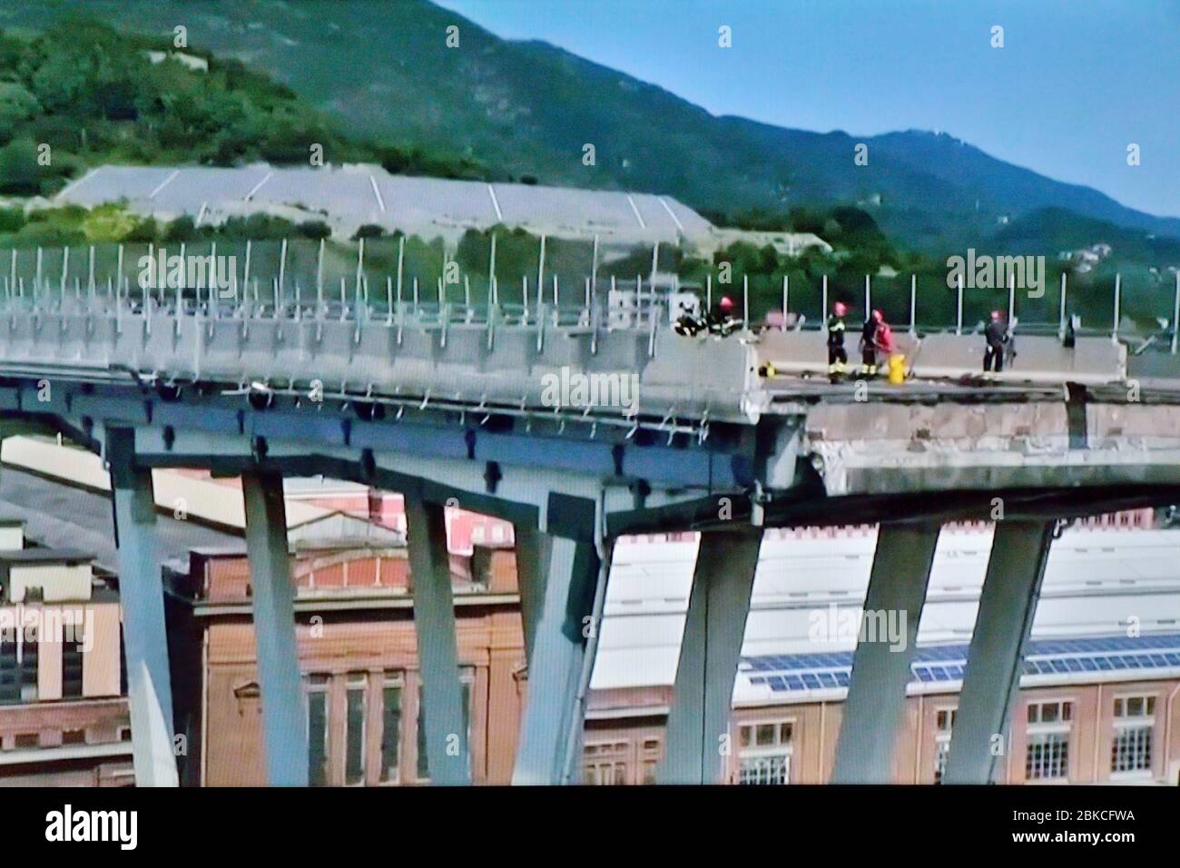 Genoa, Italy, detail of the collapsed Morandi Bridge with firefighters (polcevera viaduct), A10 motorway after structural failure causing 43 casualties -  August 14th 2018 Stock Photo