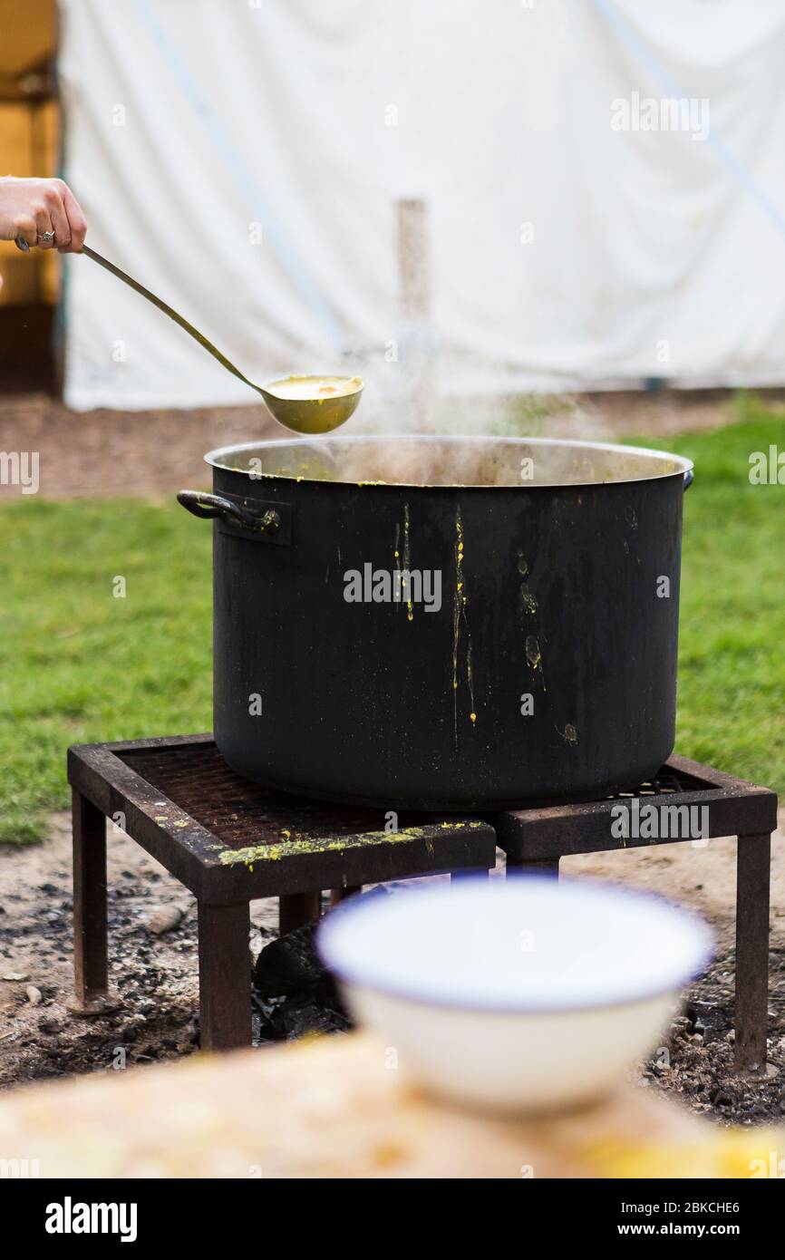 https://c8.alamy.com/comp/2BKCHE6/free-soup-cooked-on-the-campfire-served-on-a-summer-evening-at-wowos-a-family-campsite-in-sussex-2BKCHE6.jpg