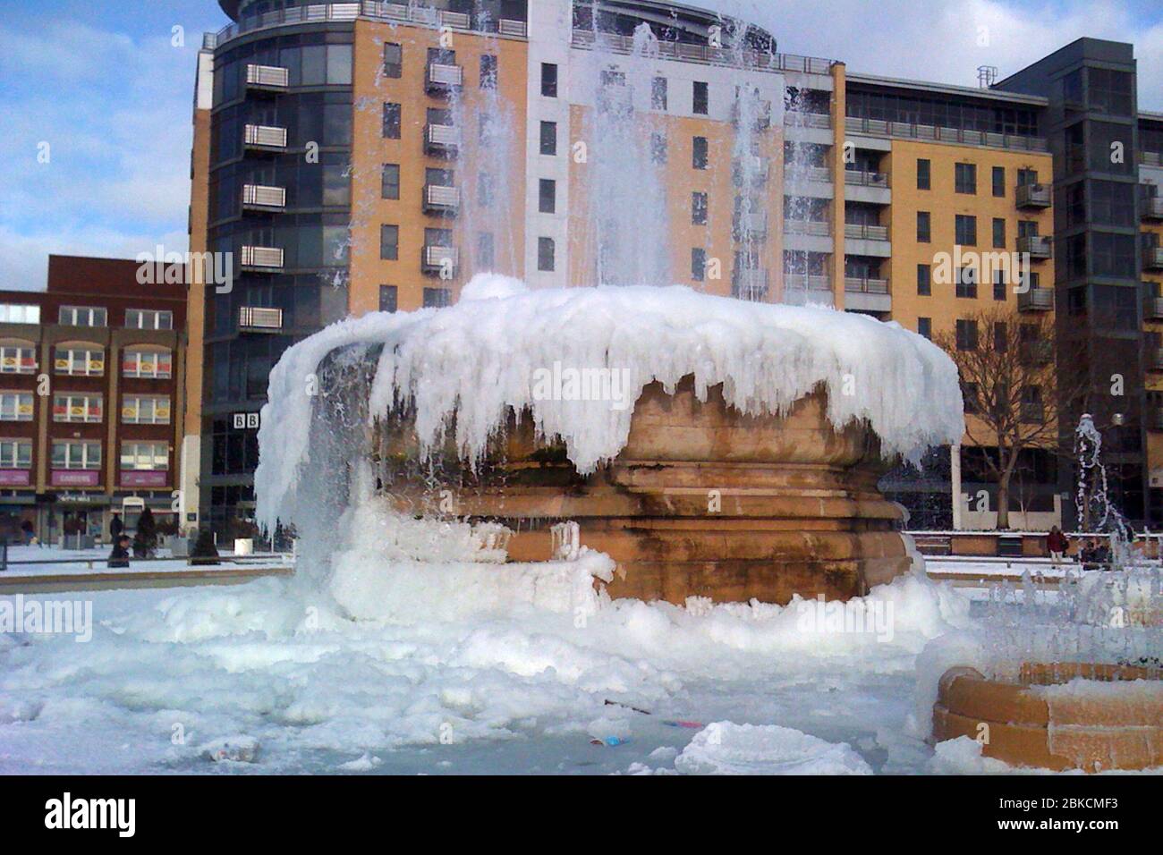frozen fountain queens dock Avenue and Queens court apartments, Kingston upon Hull upon Hull Stock Photo
