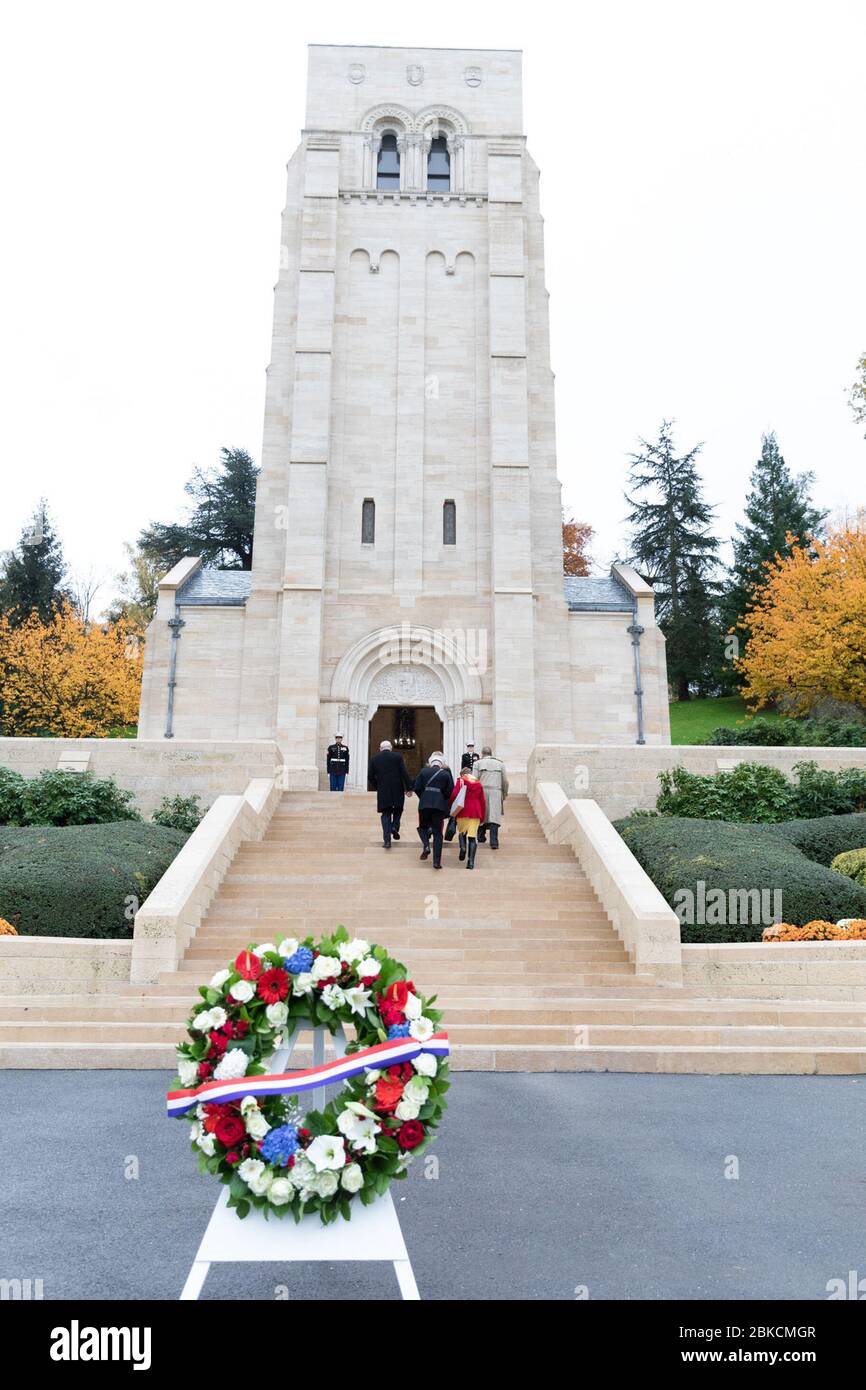 White House Chief of Staff General john Kelly and Chairman of the Joint Chiefs of Staff General Joseph F. Dunford, joined by their wives Karen Kelly and Ellyn Dunford, visiting the Aisne-Marne American Cemetery and Memorial Saturday. Nov 10, 2018, in. Belleau, France. The Aisne-Marne American Cemetery and Memorial Stock Photo