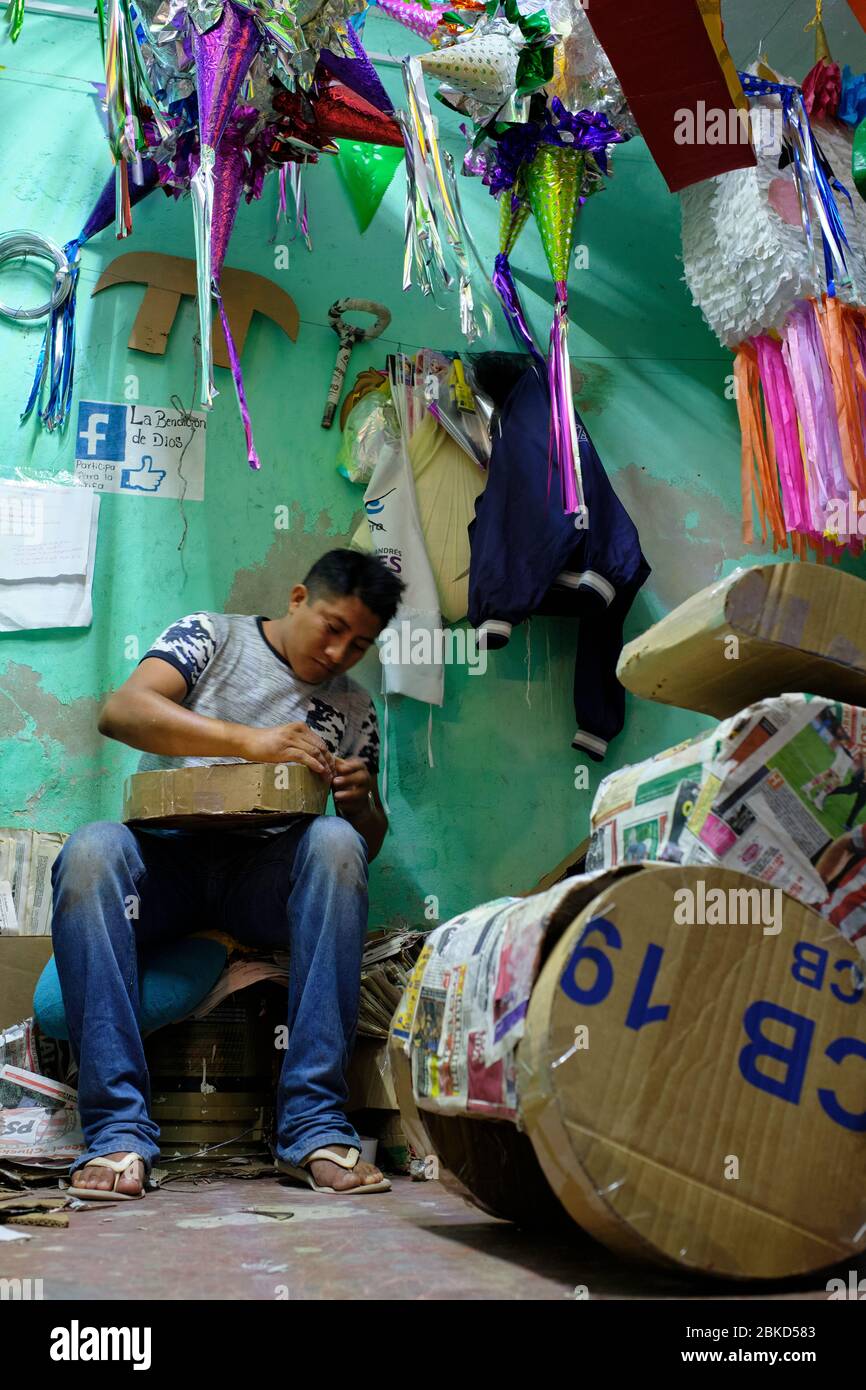 Piñata grande en una boda Fotografía de stock - Alamy