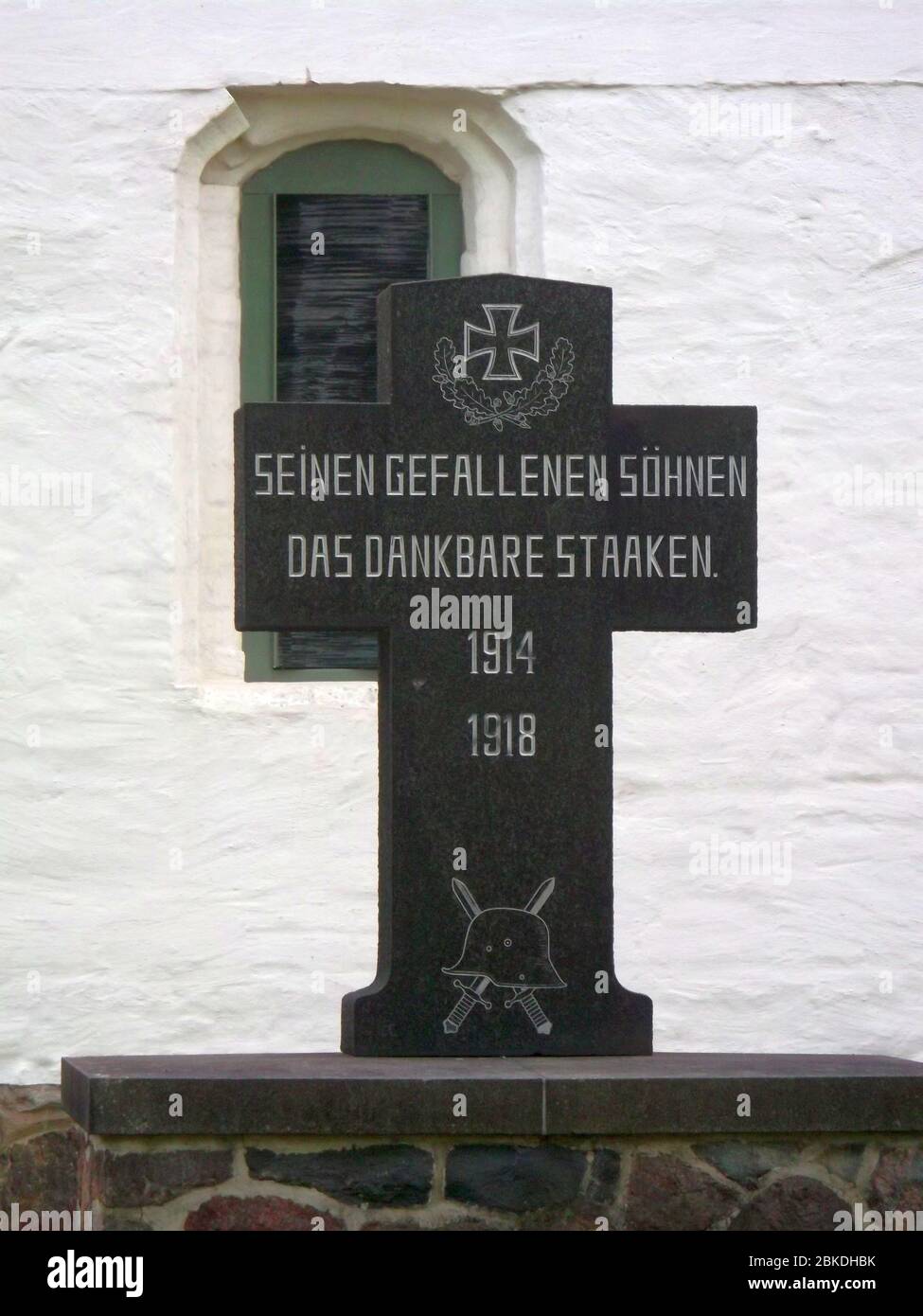 Ein Kreuz an der Staakener Dorfkirche am Nennhauser Damm erinnert an die Gefallenen des Ersten Weltkriegs. Stock Photo