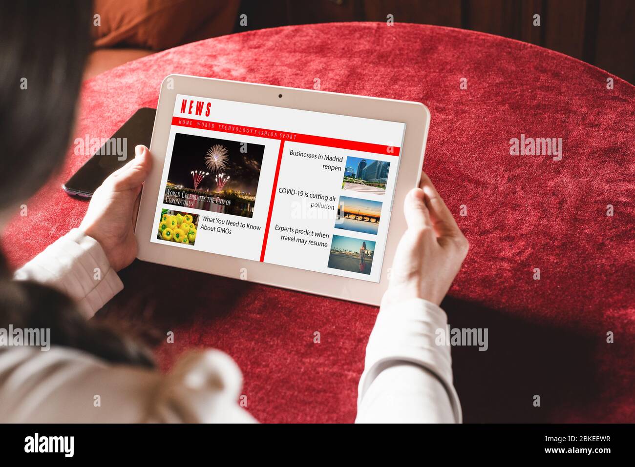 Tablet reading woman in hi-res stock photography and images - Alamy
