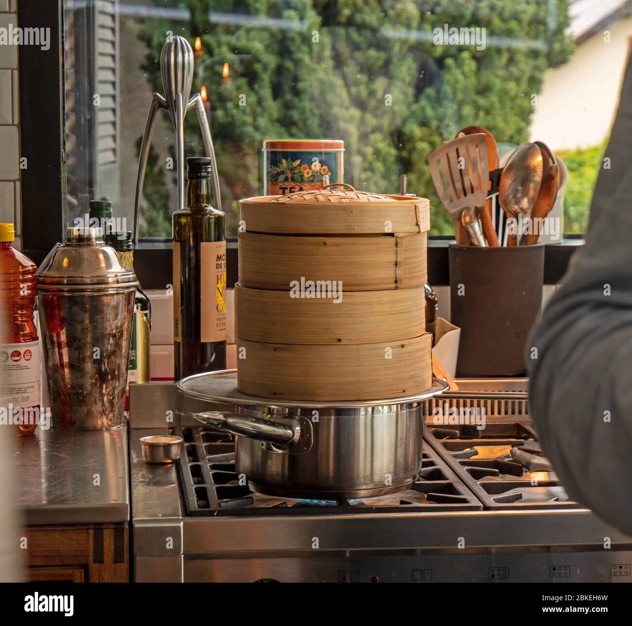 https://c8.alamy.com/comp/2BKEH6W/close-up-shot-of-a-japanese-cooking-steamer-the-steamer-stands-on-top-of-boiling-water-cooking-food-in-a-rustic-beautiful-kitchen-2BKEH6W.jpg
