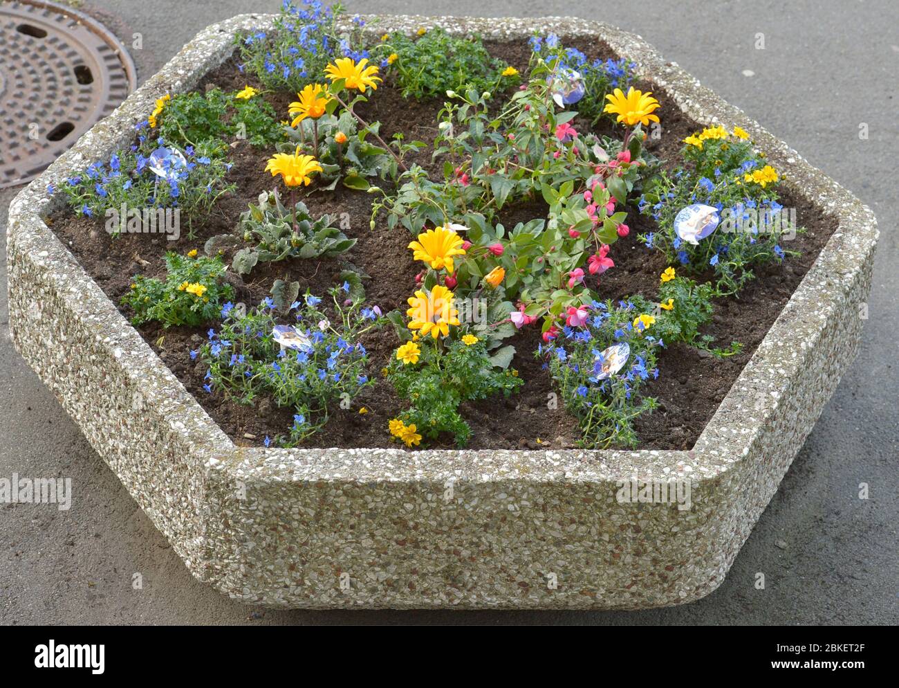 Leipzig, Germany. 09th Apr, 2020. In spring, the residents plant flower pots at the entrances to their homes. Credit: Volkmar Heinz/dpa-Zentralbild/ZB/dpa/Alamy Live News Stock Photo