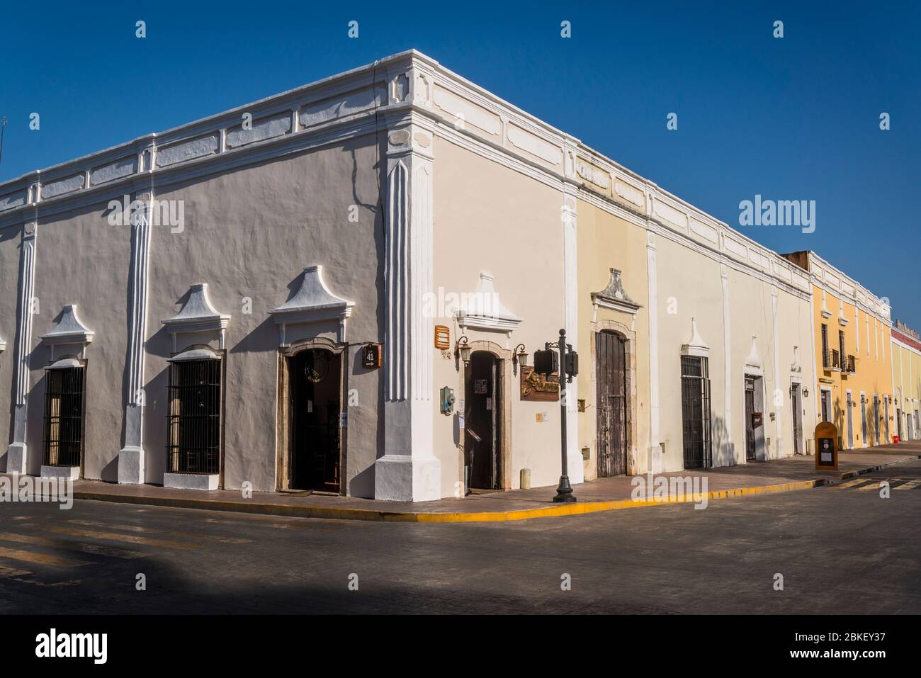 Deserted central square, Plaza e Parque Francisco Canton, due to