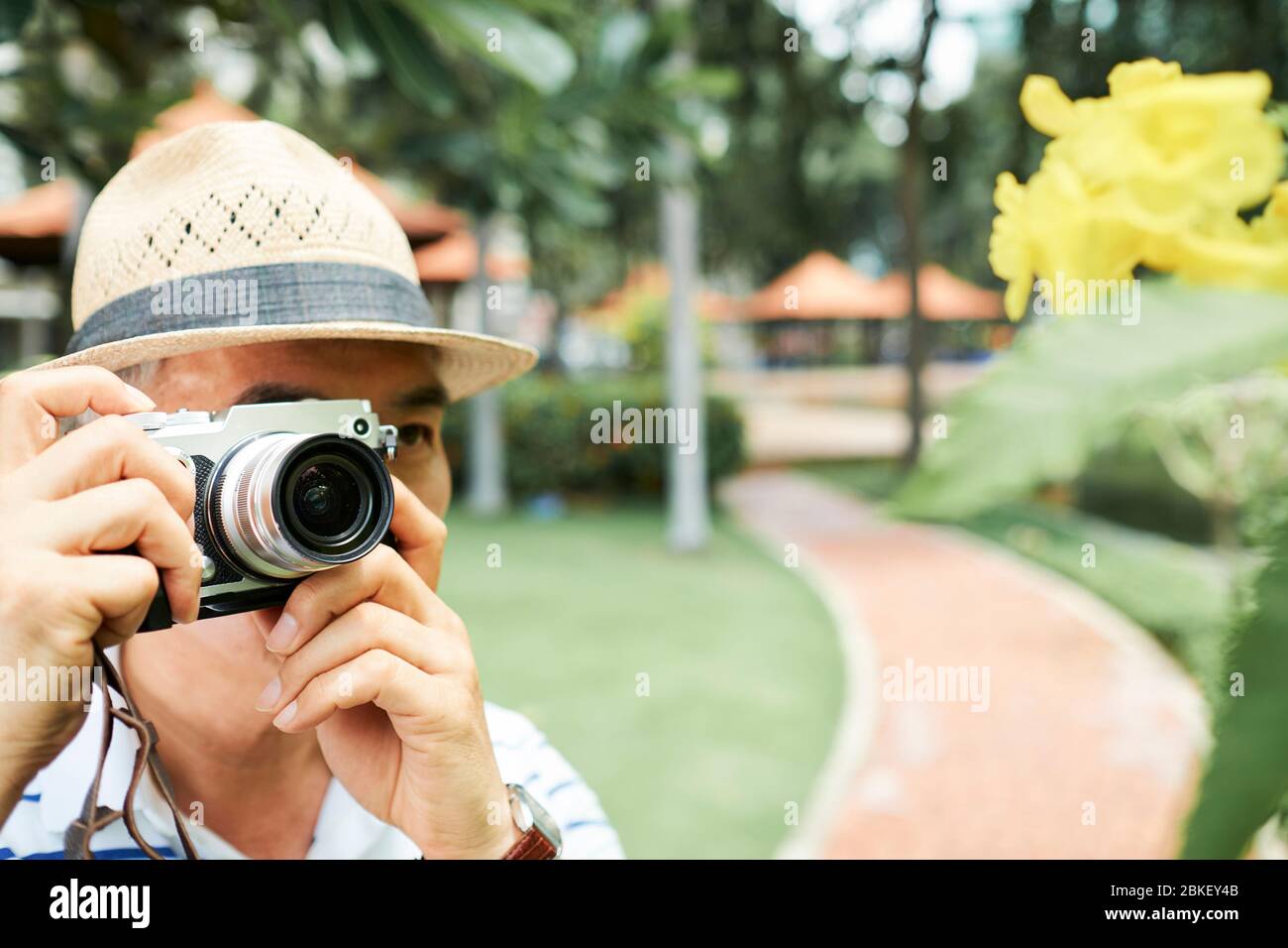 Man taking photos of flowers hi-res stock photography and images - Alamy