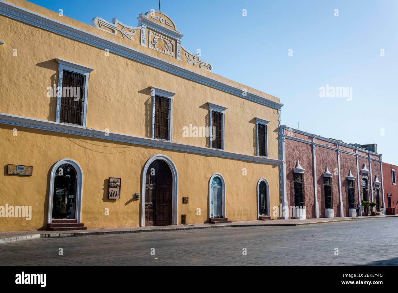 Deserted central square, Plaza e Parque Francisco Canton, due to