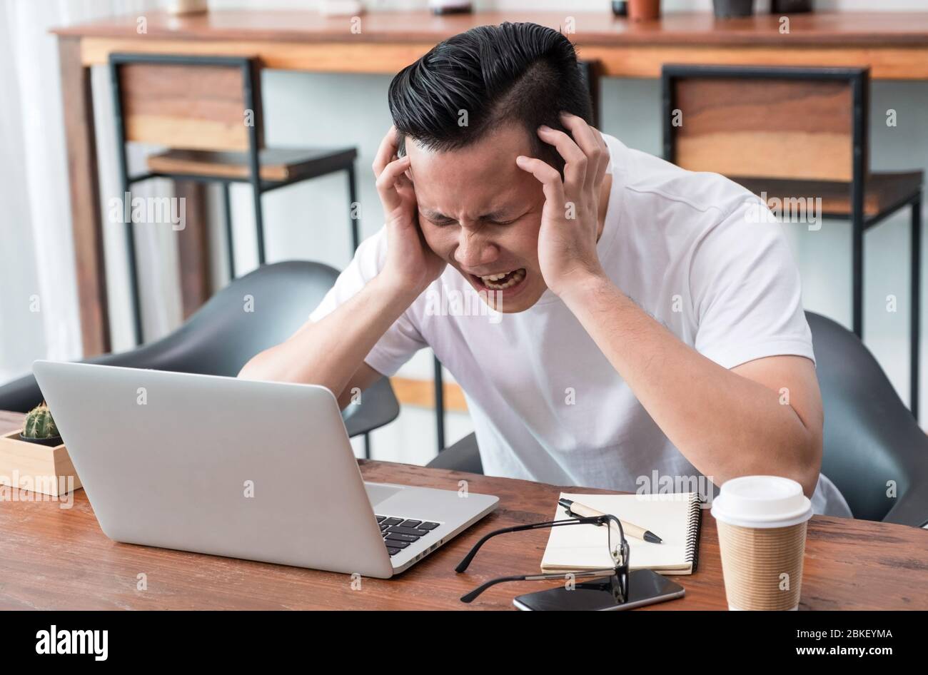 bankrupt concept.asian shop owner restaruant stress about low profit financial of incom in outbreak of coranavirus. Stock Photo