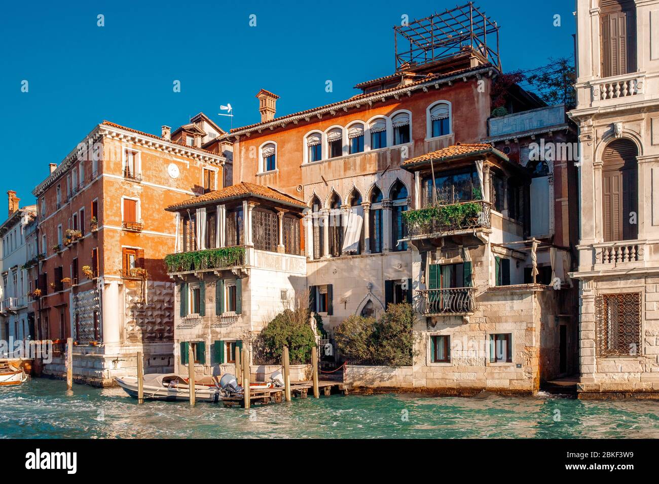 Old narrow houses boats canals hi-res stock photography and images - Alamy