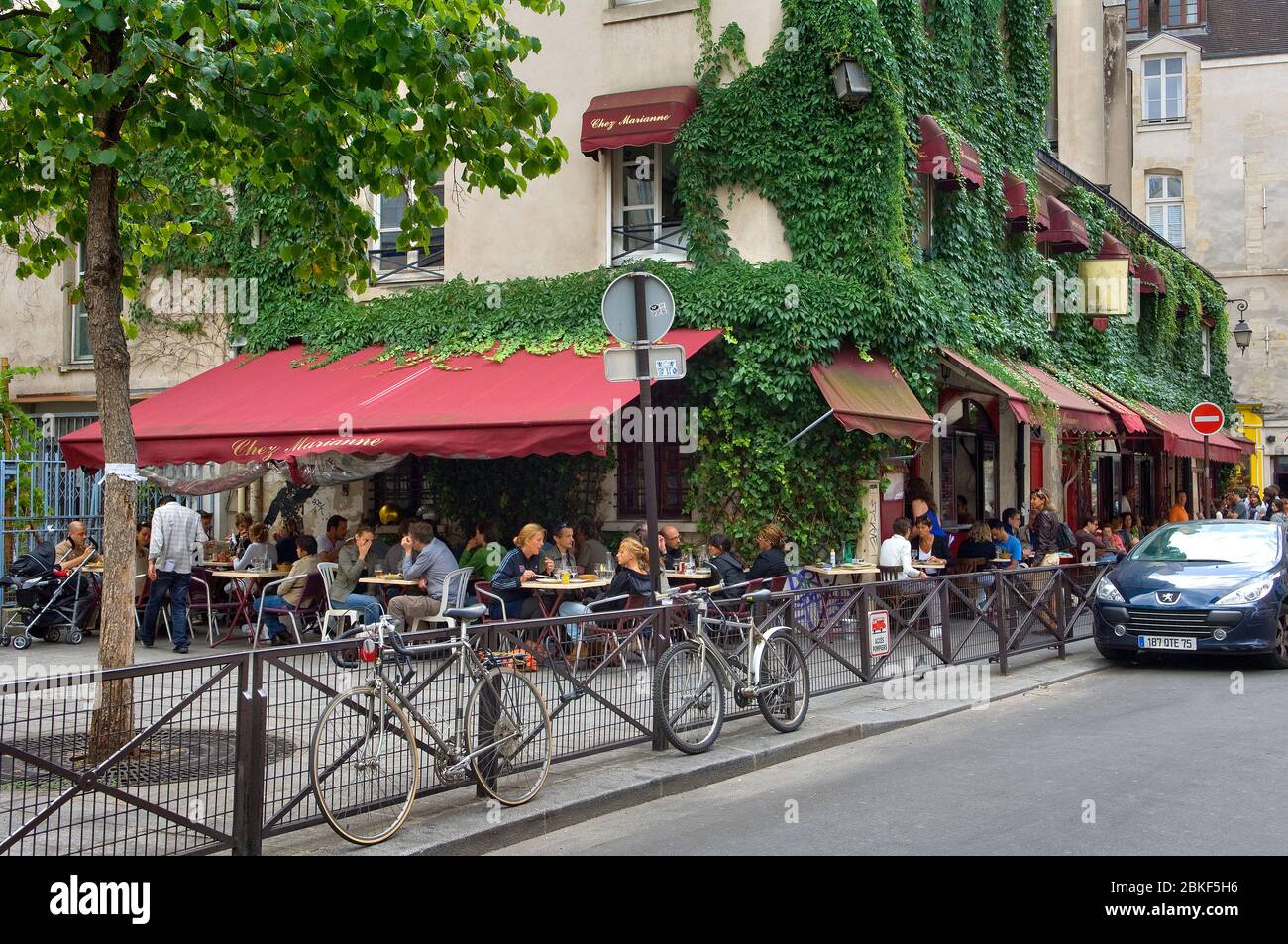 People eating at Chez Marianne Restaurant, Marais district, Paris,France Stock Photo