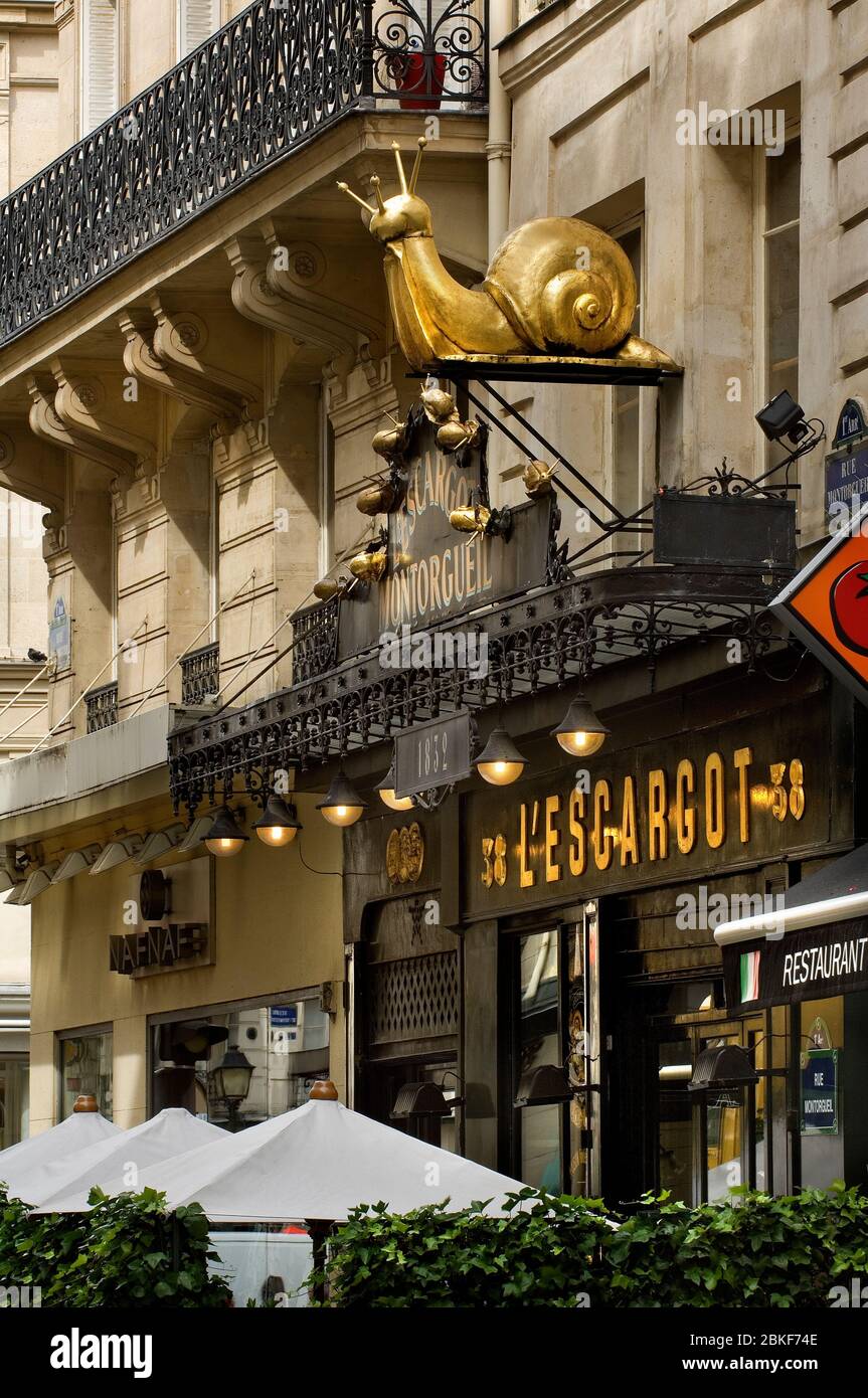 L'Escargot Montorgueil Restaurant exterior with golden snails on sign Rue Montorgueil, Paris, France Stock Photo