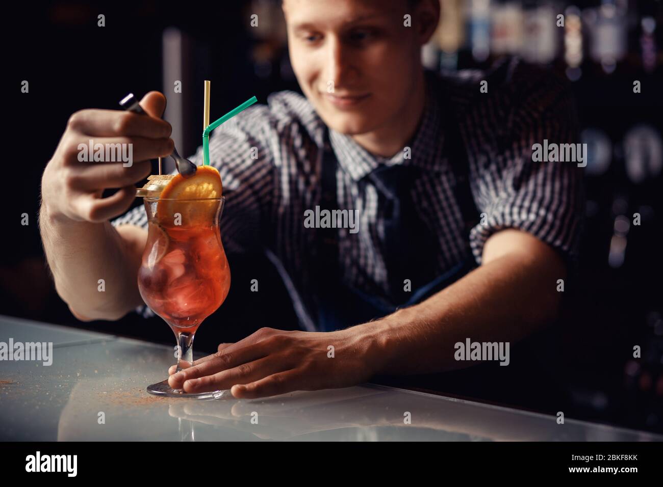 barman indiano in grembiule con cocktail shaker al bar Foto stock - Alamy