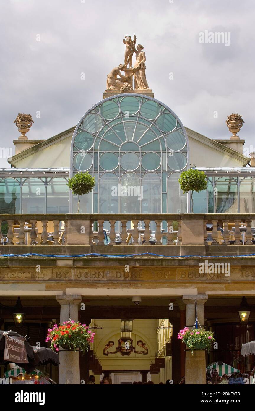 Statues on top of Covent Garden Market, London Stock Photo Alamy