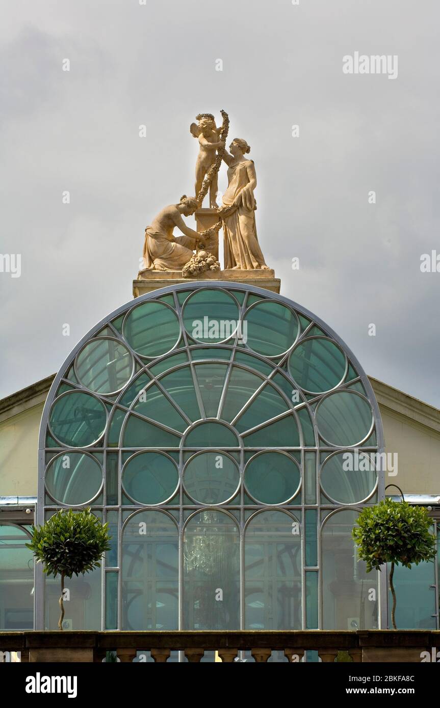 Statues on top of Covent Garden Market, London Stock Photo Alamy