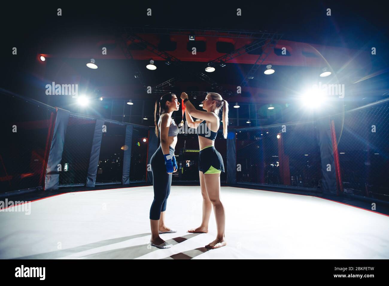 Share 55+ octagon vs boxing ring size best vova.edu.vn