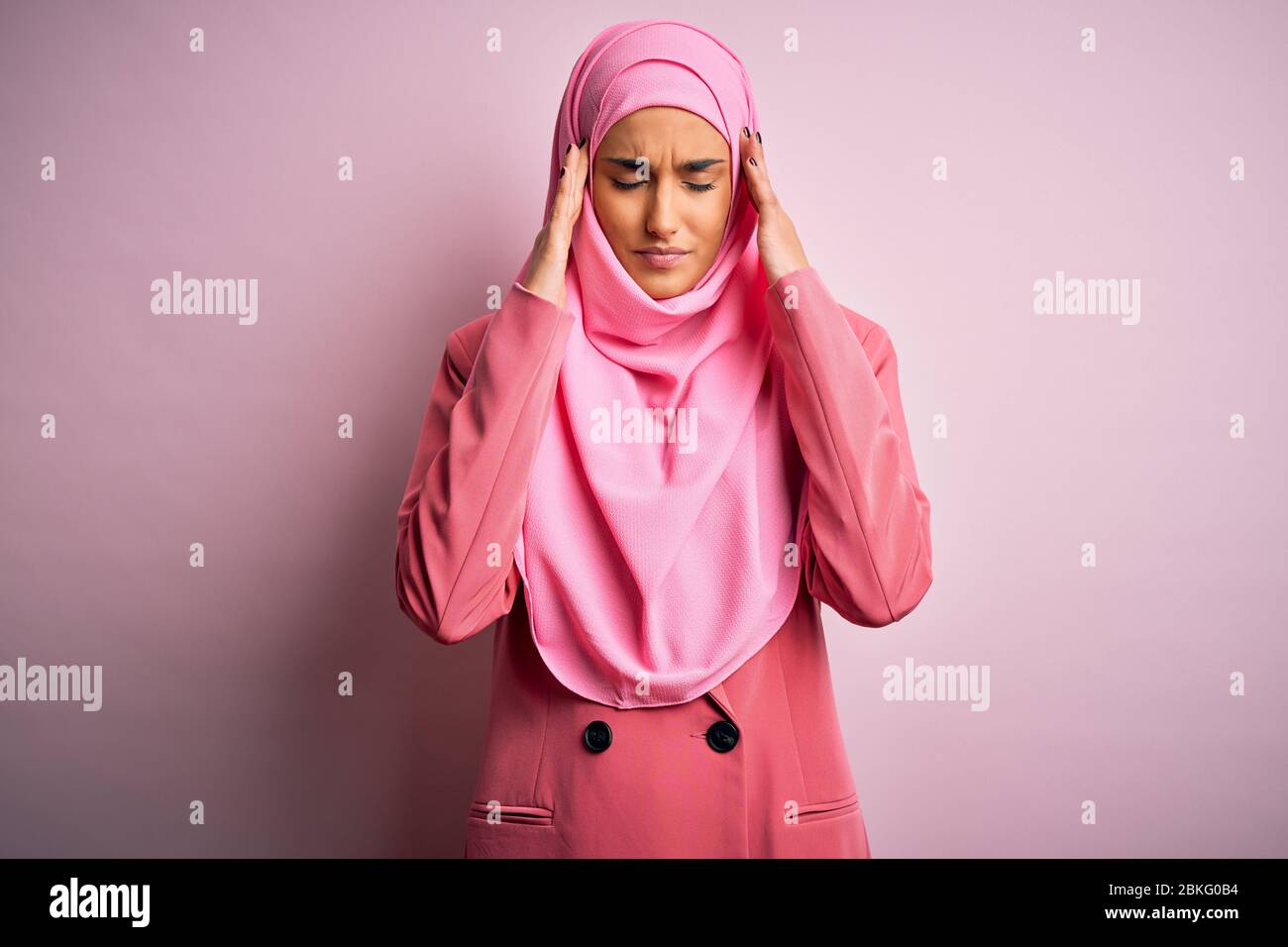 Sick business woman in hijab working inside office at workplace, nausea and  stomach pain in Muslim women, woman throwing up food, vomiting sitting at  table with laptop Stock Photo - Alamy