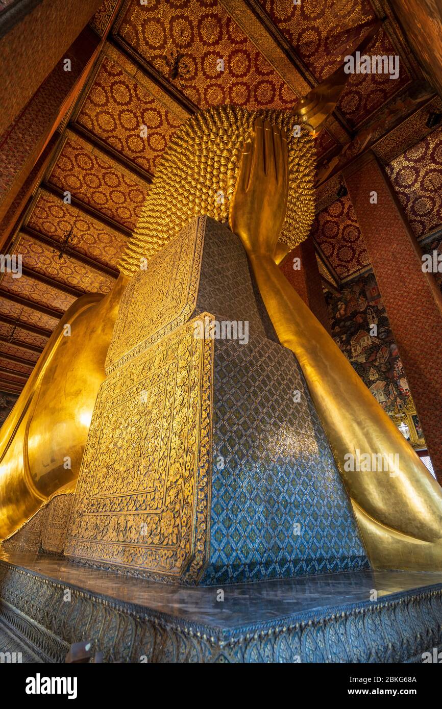 Reclining golden buddha in wat Pho temple, Bangkok, Thailand Stock ...