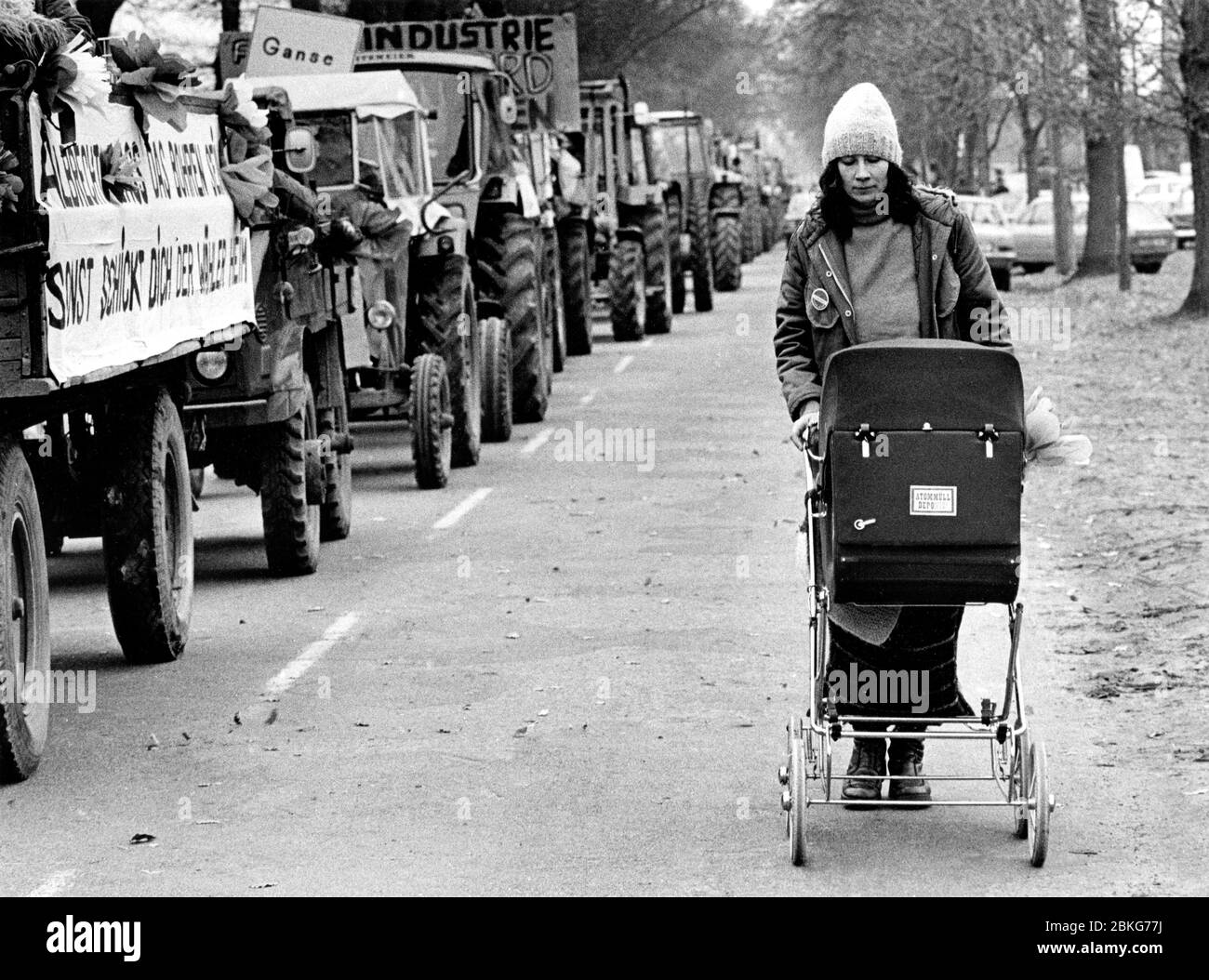 Gorleben, 25.-31.3.1979: Gorleben-Treck 1979, Demonstration gegen die Nutzung der Kernenergie, die sich gegen geplante Kernenergieanlagen bei Gorleben im Landkreis Lüchow-Dannenberg richtete. Der Treck von Bauern, Studenten und Atomkraftgegnern begann am 25. März 1979 im Wendland und endete als Abschlusskundgebung am 31. März 1979 in Hannover mit etwa 100.000 Teilnehmern   ---   Gorleben, Lower-Saxony, Germany. 25th to 31th March 1979 - Anti-nuclear trek from Gorleben to Hannover/Germany Stock Photo