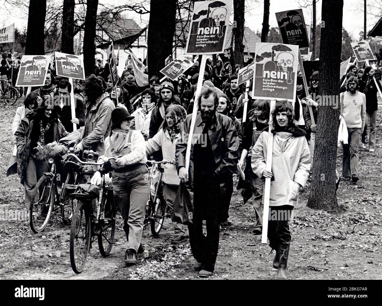 Gorleben, 25.-31.3.1979: Gorleben-Treck 1979, Demonstration gegen die Nutzung der Kernenergie, die sich gegen geplante Kernenergieanlagen bei Gorleben im Landkreis Lüchow-Dannenberg richtete. Der Treck von Bauern, Studenten und Atomkraftgegnern begann am 25. März 1979 im Wendland und endete als Abschlusskundgebung am 31. März 1979 in Hannover mit etwa 100.000 Teilnehmern   ---   Gorleben, Lower-Saxony, Germany. 25th to 31th March 1979 - Anti-nuclear trek from Gorleben to Hannover/Germany Stock Photo